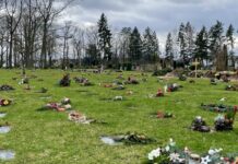 Die Pflege von Rasengräbern beginnt: Angehörige sollten bis zum 5. Mai Grabschmuck entfernen, um Pflegearbeiten nicht zu behindern
