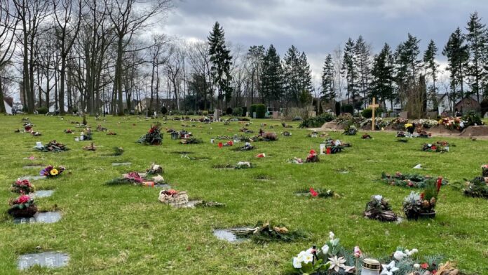 Zum Start der Pflegearbeiten auf Rasenreihengräbern bittet die Stadt Seelze alle Angehörigen, dort abgelegten Grabschmuck bis Montag, 5. Mai, zu entfernen Die Pflege von Rasengräbern beginnt: Angehörige sollten bis zum 5. Mai Grabschmuck entfernen, um Pflegearbeiten nicht zu behindern