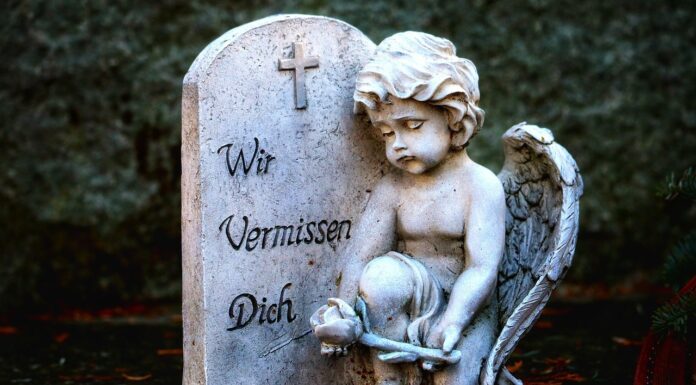 Das DRK-Seminar zum Umgang mit der eigenen Trauer bietet Hinterbliebenen Unterstützung und Austausch in schwierigen Zeiten