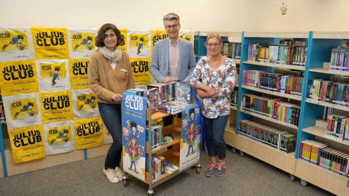 pannender Lesestoff für den Julius-Club: Bibliotheksleiterin Sabine Langbehn (von links) und Bürgermeister Alexander Masthoff freuen sich über die Spende von 50 Büchern im Wert von 629,22 Euro, die Vorstandmitglied Karin Schallhorn im Namen der Bürgerst Das neunwöchige Ferienprogramm des Julius-Clubs in Seelze startet mit einer Auftaktparty und bietet spannende neue Bücher