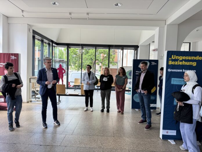 Multimediale Präsentation: Andreas Schmidt, Leiter des Georg-Büchner-Gymnasiums (von links), Regina Schlossarek-Aselmeyer, Leiterin der Bertolt-Brecht-Gesamtschule, Bürgermeister Alexander Masthoff und Julia Collins, Didaktische Leiterin der Bertolt-Brech Die Ausstellung „Herzschlag - Wenn aus Liebe Gewalt“ thematisiert Gewalt in Partnerschaften und sensibilisiert für Prävention