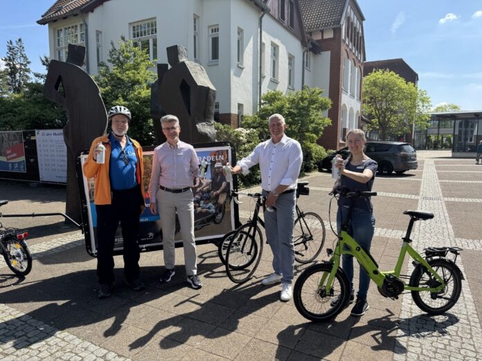 Bürgermeister Alexander Masthoff (von links) sowie Werner Meyer vom ADFC Garbsen-Seelze, Stadtbaurat Dirk Perschel und die städtische Koordinatorin Nadja Gabriel werben für das Stadtradeln Seelze hat beim Stadtradeln bereits 45.283 Kilometer erreicht. Die Teilnahme ist bis zum 7. Juni weiterhin möglich