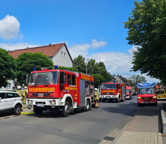 Bei einem Brandeinsatz in Seelze rettete die Feuerwehr Mutter, Tochter und Tiere aus einer verrauchten Wohnung