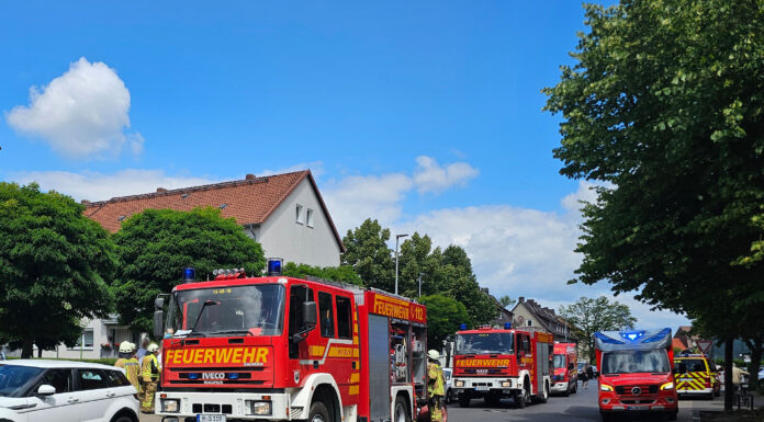 Bei einem Brandeinsatz in Seelze rettete die Feuerwehr Mutter, Tochter und Tiere aus einer verrauchten Wohnung