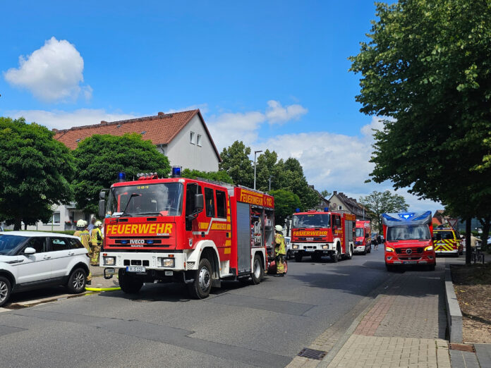 Die Feuerwehr Seelze im Einsatz bei einem Brandeinsatz in der Beethovenstraße Bei einem Brandeinsatz in Seelze rettete die Feuerwehr Mutter, Tochter und Tiere aus einer verrauchten Wohnung