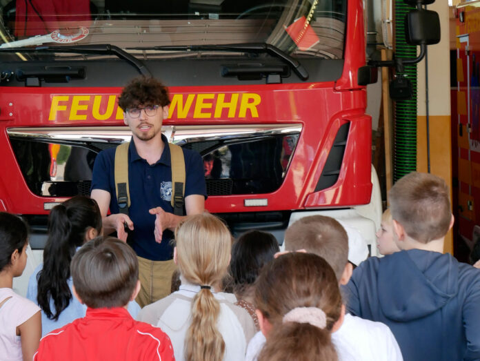 Schüler und Schülerinnen lauschen gespannt den Erläuterungen zum Schlauchwagen Die Brandschutzfrüherziehung für Grundschüler der Regenbogenschule Seelze vermittelt wichtige Sicherheitskenntnisse und praktische Fähigkeiten