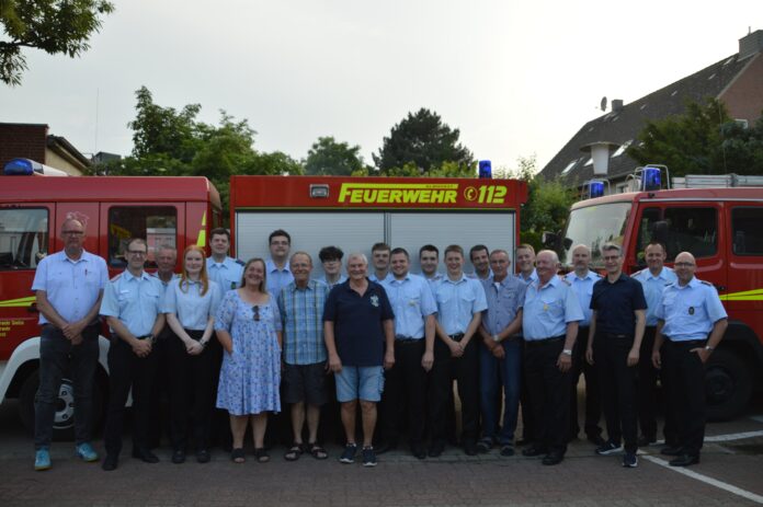 von links nach Rechts: Andreas Hartmann (Leiter AOZ), Kristof Schwake (Regionsbrandmeister), Michael Lorenz (Stellv. Stadtbrandmeister), Meret Korte, Andre Huwald, Petra Cordes (Ortsbürgermeisterin), Andre Wehrhahn, Peter Schmidt, Luis Moll, Dieter Schill Die Jahreshauptversammlung der Ortsfeuerwehr Almhorst bietet einen Rückblick auf Ehrungen und wichtige Veränderungen im Kommando