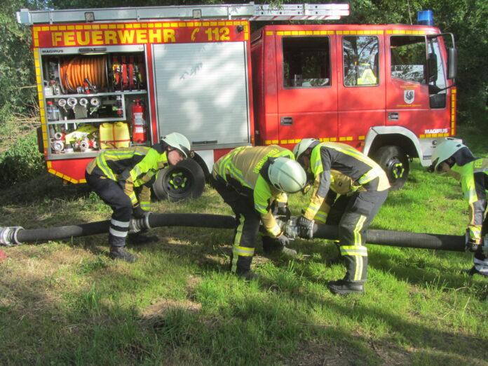 Die Übung der Feuerwehr demonstrierte die Wasserversorgung über lange Wegstrecke und die Herausforderungen dabei