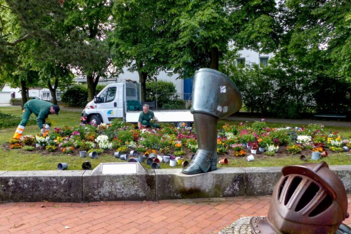 Blickfang und zugleich Nahrungsquelle für Insekten: Peter Meyer (links) und Carsten Bauer vom städtischen Betriebshof bepflanzen das Schmuckbeet am Obentrautdenkmal mit farbenprächtigen Sommerblumen Die Sommerpflanzen am Obentrautdenkmal bringen fröhliche Akzente in die Stadt und bieten Insekten eine Nahrungsquelle