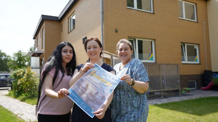 Das Ecki lädt ein: Die ehrenamtliche Helferin Maya Alkebabi (von links), Ecki-Mitarbeiterin Ann-Kathrin Weinreich und Helferin Julia Lukasczyk-Ruby vom Sprachkurs-Projekt "Miteinander in Toleranz" der Volkshochschule Calenberger Land freuen sich Das Ecki feiert sein einjähriges Bestehen mit unbeschwertem Sommerfest. Alle Bürger sind herzlich eingeladen