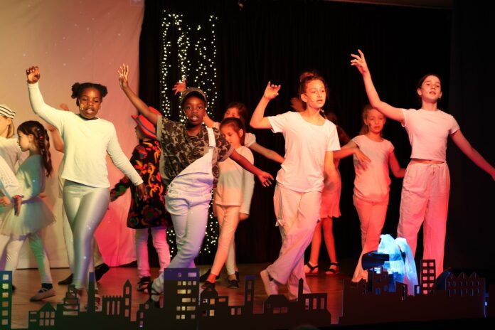 Leuchtende Aufführung: Die Musical-Academy und die Musical-Combo der Musikschule Seelze stehen in "Der kleine Tag" unter anderem als Lichtwesen auf der Bühne. Fotohinweis: Marion Dierker Das Familien-Musical "Der kleine Tag" begeistert mit einer zauberhaften Geschichte und Musik von Rolf Zuckowski