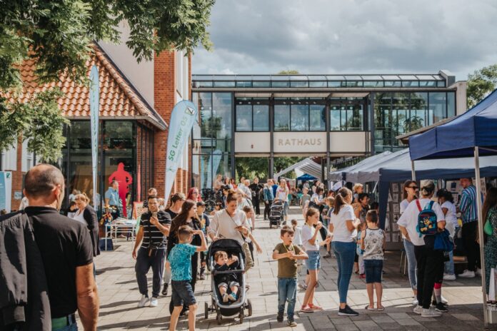 Fröhlicher Auftakt in die Sommerferien: Bei der Familienmesse und der gleichzeitig ausgerichteten School's out-Party erwartet die Besucher ein kostenloses Programm mit zahlreichen Aktionen, Ständen und vielen weiteren Attraktionen rund um das Rathaus Ein bunter Start in die Sommerferien wird durch die Familienmesse und School's out-Party in Seelze geboten