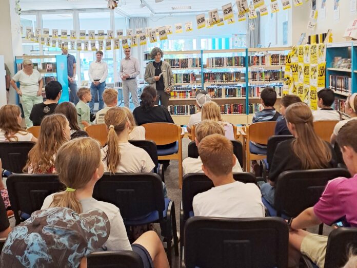 Bibliotheksleiterin Sabine Langbehn begrüßt zahlreiche Kinder und Jugendliche sowie weitere Gäste zur Auftaktparty des Julius-Clubs Der Julius-Club bietet Lesespaß, Spiele und einen geheimnisvollen Bücherstapel für Kinder und Jugendliche in Seelze