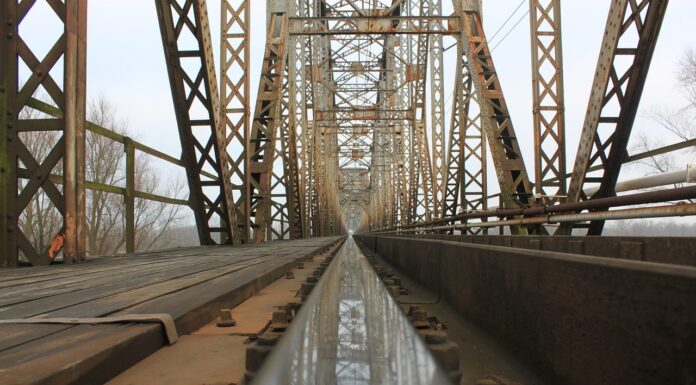 Die Erneuerung der Eisenbahnbrücke bei Letter führt zur Sperrung des Betriebswegs für Fuß- und Radverkehr im Juni 2025