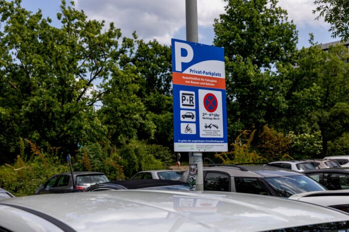 Die neuen Benutzerregelungen sollen den Missbrauch der Stellflächen abstellen und die Nutzung der P + R-Plätze optimieren. Montags bis freitags zwischen 2 und 4 Uhr ist Parkverbot