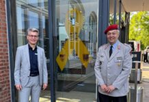 In Seelze wird mit einer gelben Schleife die Wertschätzung für Bundeswehrangehörige sichtbar gemacht und die Solidarität betont