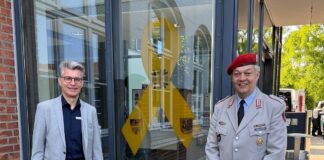 In Seelze wird mit einer gelben Schleife die Wertschätzung für Bundeswehrangehörige sichtbar gemacht und die Solidarität betont
