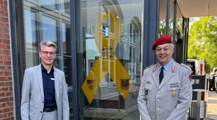 In Seelze wird mit einer gelben Schleife die Wertschätzung für Bundeswehrangehörige sichtbar gemacht und die Solidarität betont