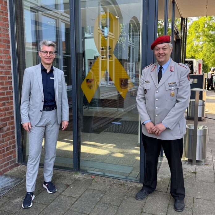 Sichtbares Zeichen: Bürgermeister Alexander Masthoff (links) und Dirk Kemmerich enthüllen die gelbe Schleife als Symbol der Wertschätzung für Angehörige der Bundeswehr In Seelze wird mit einer gelben Schleife die Wertschätzung für Bundeswehrangehörige sichtbar gemacht und die Solidarität betont