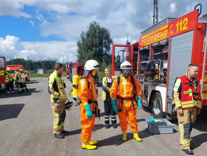Ein Trupp unter Atemschutz und leichtem Chemikalienschutzanzug geht auf Erkundung Ein Gefahrstoffaustritt auf dem Verschiebebahnhof Seelze führte zu einem Einsatz der Feuerwehr mit 42 Kräften vor Ort