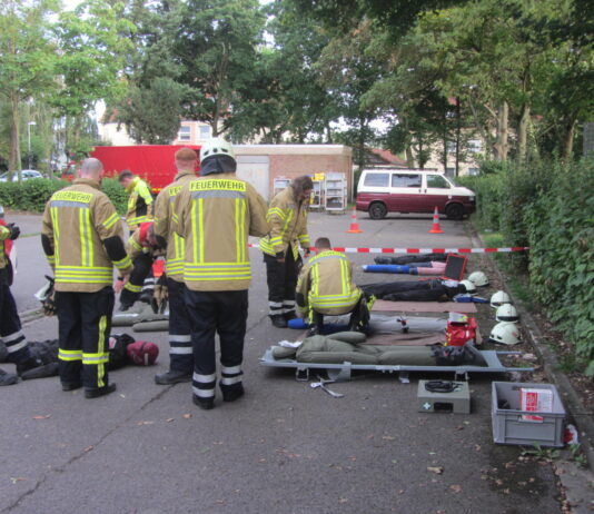 Die Großübung der Seelzer Feuerwehren demonstriert beeindruckende Einsatzbereitschaft und Teamarbeit unter realistischen Bedingungen