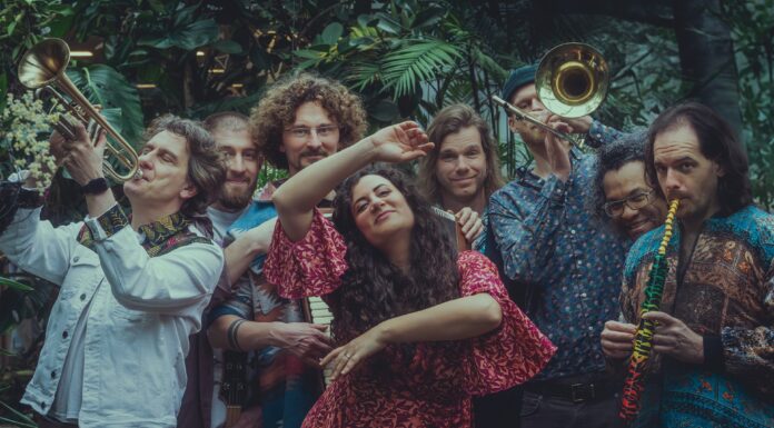 Das Malikì World Orchestra verspricht Lebensfreude durch internationale Klänge beim Open Air im Pfarrgarten am 2. August 2025
