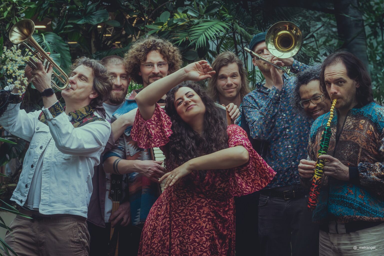 Das Malikì World Orchestra verspricht Lebensfreude durch internationale Klänge beim Open Air im Pfarrgarten am 2. August 2025