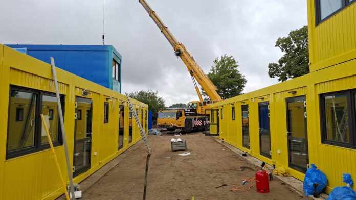 An der Almhorster Straße 1 entsteht eine neue Gemeinschaftsunterkunft für Schutzsuchende. Das zweigeschossige Gebäude in Containerbauweise wird Platz für bis zu 56 Schutzsuchende bieten Die neue Gemeinschaftsunterkunft für Schutzsuchende an der Almhorster Straße wird bis Ende August fertiggestellt