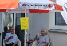 Die Aktion des Roten Kreuzes zur Flüssigkeitszufuhr bei Hitze unterstützt ältere Menschen durch die Wassertankstelle im Pflegestützpunkt in Seelze