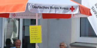 Die Aktion des Roten Kreuzes zur Flüssigkeitszufuhr bei Hitze unterstützt ältere Menschen durch die Wassertankstelle im Pflegestützpunkt in Seelze