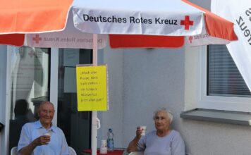 Die Aktion des Roten Kreuzes zur Flüssigkeitszufuhr bei Hitze unterstützt ältere Menschen durch die Wassertankstelle im Pflegestützpunkt in Seelze