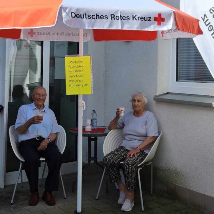 Die Aktion des Roten Kreuzes zur Flüssigkeitszufuhr bei Hitze unterstützt ältere Menschen durch die Wassertankstelle im Pflegestützpunkt in Seelze