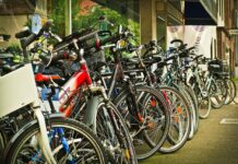 Fahrräder und Kinderwagen werden versteigert. Die Auktion findet bis 18. Juli im Internet statt. Jetzt teilnehmen und bieten