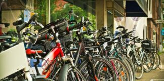 Fahrräder und Kinderwagen werden versteigert. Die Auktion findet bis 18. Juli im Internet statt. Jetzt teilnehmen und bieten