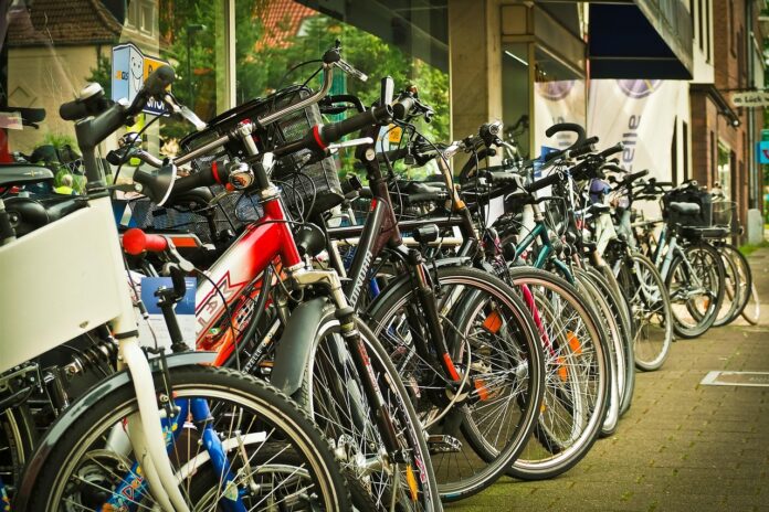 Fahrräder und Kinderwagen werden versteigert. Die Auktion findet bis 18. Juli im Internet statt. Jetzt teilnehmen und bieten