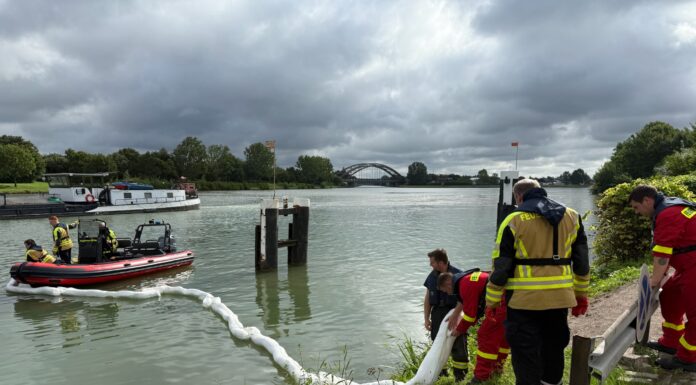 Der Kraftstoffaustritt am Mittellandkanal wurde erfolgreich von der Ortsfeuerwehr Lohnde und Seelze bewältigt