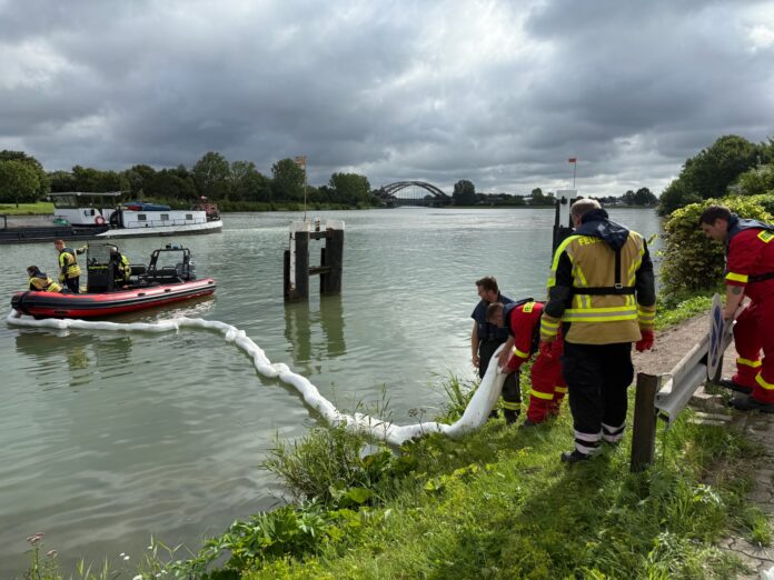 Der Kraftstoffaustritt am Mittellandkanal wurde erfolgreich von der Ortsfeuerwehr Lohnde und Seelze bewältigt