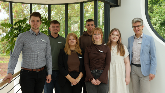 Bürgermeister Alexander Masthoff (re) und Ausbildungsleiter Daniel Herberg (li) begrüßen die neuen Auszubildenden und Studierenden bei der Stadt Seelze Das neue Ausbildungsjahr beginnt: 5 Newcomer starten am 1. August bei der Stadt Seelze in das Berufsleben