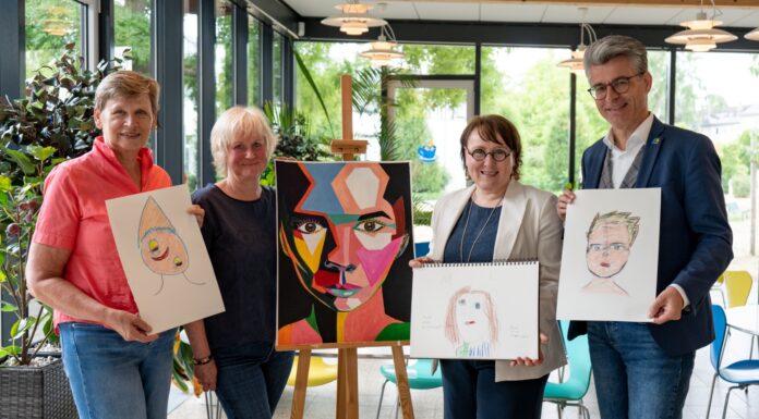 Die Open-Air-Ausstellung „X mal 117 - Gesichter unserer Stadt“ zeigt die Vielfalt durch Portraits von Menschen aus 117 Nationen
