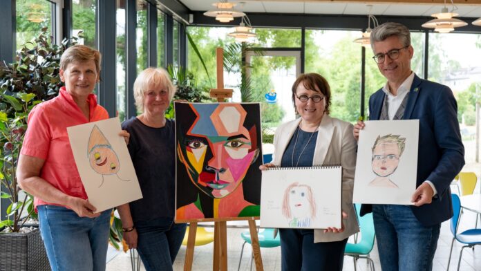 Petra Hoyer und Beate Schnur vom Projektteam sowie Landtagsabgeordnete Claudia Schüßler und Bürgermeister Alexander Masthoff sind begeistert von den eingesendeten Portraits der Teilnehmenden Die Open-Air-Ausstellung „X mal 117 - Gesichter unserer Stadt“ zeigt die Vielfalt durch Portraits von Menschen aus 117 Nationen