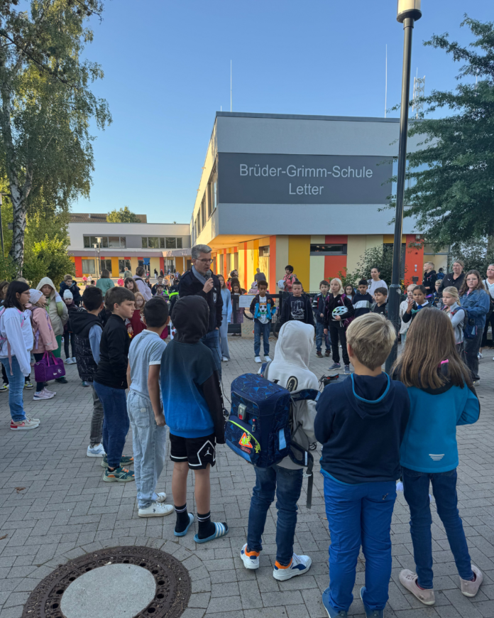 Vor der Brüder-Grimm-Schule in Letter haben Schüler mit einem Flashmob tanzend auf die Sicherheitsprobleme auf ihrem Schulweg aufmerksam gemacht Die Aktion für sichere Schulwege zeigt durch kreative Aktionen, wie die für Sicherheit für Schüler erhöht werden kann