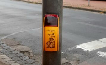 Eine moderne Fußgängerampel sorgt für mehr Sicherheit an der Kreuzung Hannoversche Straße / Humboldtstraße / Beethovenstraße