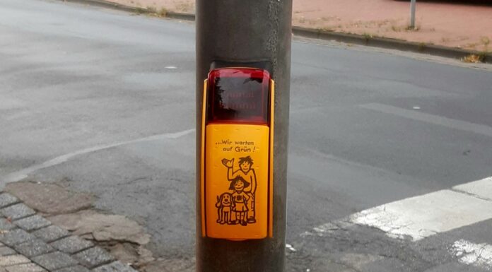 Eine moderne Fußgängerampel sorgt für mehr Sicherheit an der Kreuzung Hannoversche Straße / Humboldtstraße / Beethovenstraße
