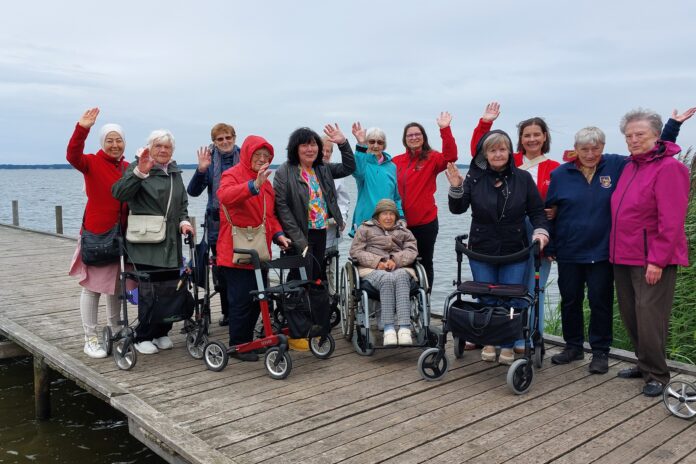 Gäste und Mitarbeiter der Tagespflege Seelze verbringen einen schönen Tag am Steinhuder Meer Ein Ausflug ans Steinhuder Meer zeigt, wie Gäste der Tagespflege Freude und Gemeinschaft erleben können. Erfahren Sie mehr