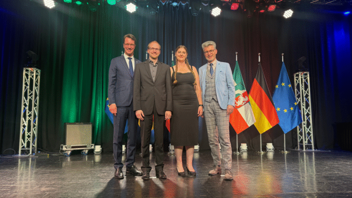 Ministerpräsident Hendrik Wüst (außen links) und Seelzes Bürgermeister Alexander Masthoff (außen rechts) gratulieren Dr. Erik Bunert und Isabell Eickel zu ihrem couragierten und mutigen Einsatz Die Auszeichnung für Zivilcourage würdigt mutigen Einsatz und Hilfsbereitschaft in lebensbedrohlichen Situationen
