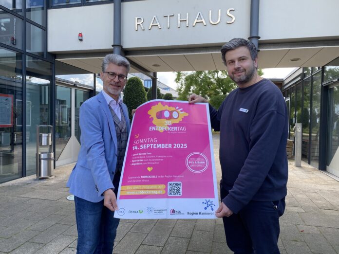 Bürgermeister Alexander Masthoff (links) und Jacek Markowski von der städtischen Wirtschaftsförderung freuen sich auf einen vielfältigen Entdeckertag mit sechs spannenden und informativen Tourenzielen in Seelze Beim Entdeckertag präsentiert sich Seelze mit sechs spannenden Tourenzielen und einem vielfältigen Programm für die ganze Familie