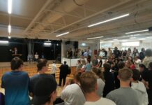 Spannung an der Schule: Minister eröffnet Praktikumsausstellung und lobt Berufsorientierung, Auszeichnungen und neu gestaltete Räume begeistern Besucher