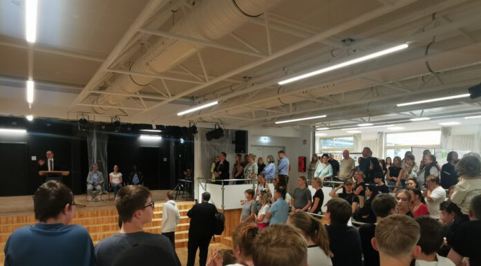 Minister eröffnet Praktikumsausstellung: Schule zeigt beeindruckende Berufsorientierung und Erfolge Spannung an der Schule: Minister eröffnet Praktikumsausstellung und lobt Berufsorientierung, Auszeichnungen und neu gestaltete Räume begeistern Besucher