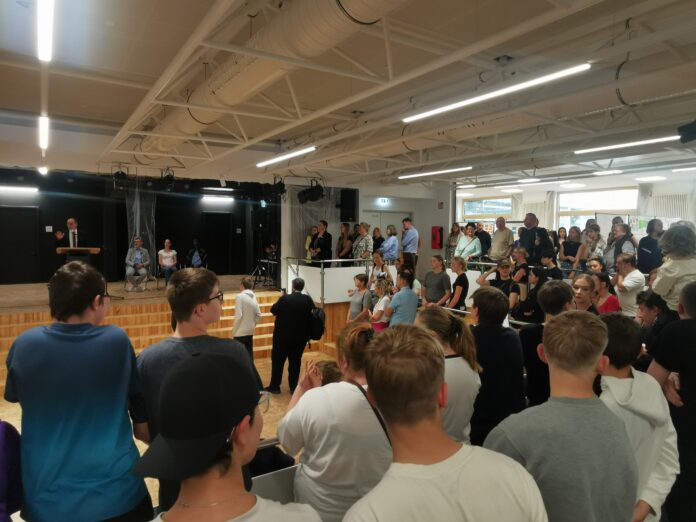Spannung an der Schule: Minister eröffnet Praktikumsausstellung und lobt Berufsorientierung, Auszeichnungen und neu gestaltete Räume begeistern Besucher