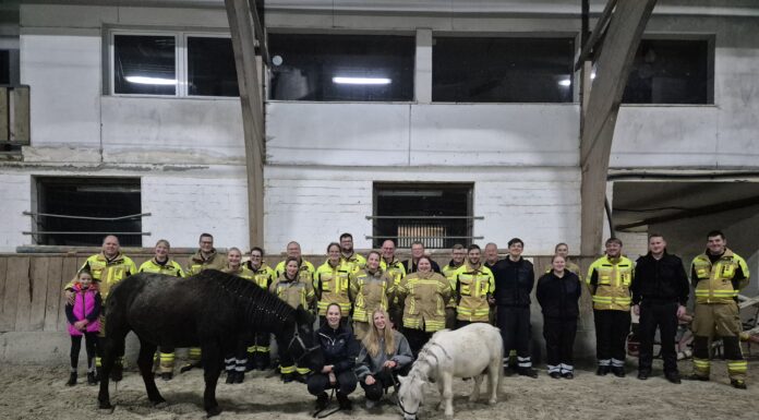 Feuerwehr Seelze trainiert Tierrettung mit Pferden und Ponys Die Feuerwehr Seelze trainiert Tierrettung mit Pferden und Ponys und erlernt wichtige Sicherheitsmaßnahmen auf der Reitanlage